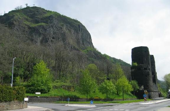 Wie ein Mahnmal erinnern die Br&uuml;ckent&uuml;rme der ehemaligen Ludendorffbr&uuml;cke an die letzten Tage und Wochen des Zweiten Weltkrieges