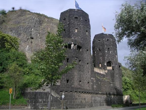 Die m&auml;chtigen Br&uuml;ckent&uuml;rme der ehemaligen Ludendorffbr&uuml;cke bieten zusammen mit dem Felsen der Erpeler Ley ein eindrucksvolles Bild