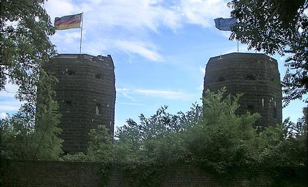 Blick auf die R&uuml;ckseite der Br&uuml;ckent&uuml;rme vom Eingang des Tunnels aus
