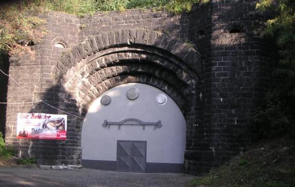 So pr&auml;sentiert sich der Tunneleingang nach den umfangreichen Umbauarbeiten des Eisenbahntunnels zum "Tunnel-Theater"