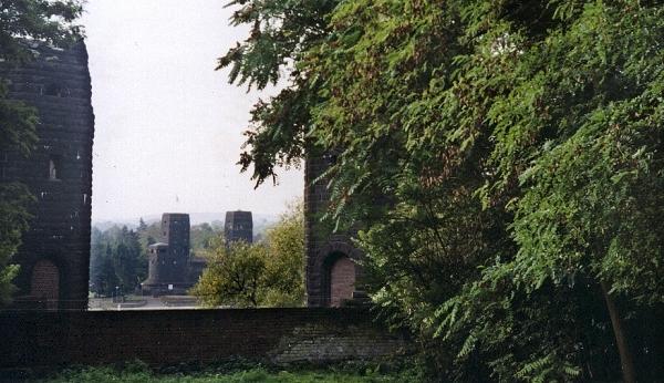 Blick durch die Br&uuml;ckent&uuml;rme auf die Pfeiler der Br&uuml;cke auf der gegen&uuml;berliegenden Seite des Rheins in Remagen