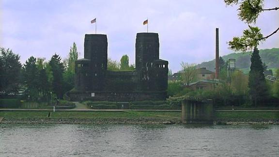 Die Br&uuml;ckent&uuml;rme auf der anderen Rheinseite in Remagen beherbergen ein Friedensmuseum