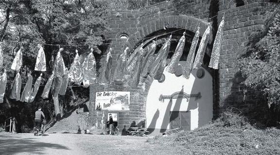 Die silbernen Engel des K&uuml;nstlers &raquo;WolfRabe&laquo; am Eingang zum Eisenbahntunnel erinnern noch an das Br&uuml;ckenfestival in Erpel. Die Deutsche Bahn AG hat der Gemeinde das Bauwerk mitsamt dem Gel&auml;nde der &raquo;Alten Bahn&laquo; zum Kauf angeboten.