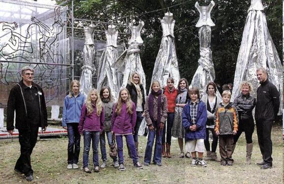 Stolz pr&auml;sentieren Teilnehmer des K&uuml;nstlercamps, Sch&uuml;ler des Gymnasiums Schloss Hagerhof, mit WolfRabe (links), Peter Stehr (von rechts) und Anke Noreike die Ergebnisse ihrer Arbeit.