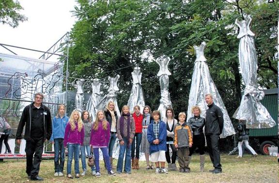 Die jungen K&uuml;nstler des Gymnasiums Schloss Hagerhof pr&auml;sentierten zusammen mit dem Installationsk&uuml;nstler &raquo;WolfRabe&laquo; die Fliegenden Engel.