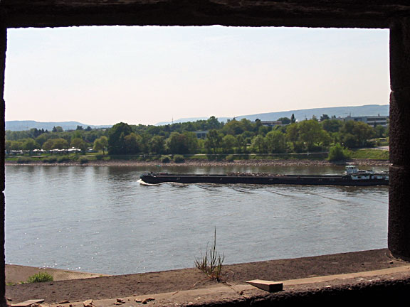 Aus jedem der insgesamt 6 Stockwerke in beiden Br&uuml;ckent&uuml;rmen bieten sich dem Besucher k&uuml;nftig v&ouml;llig neue Lichtblicke, so auf die Zwillingst&uuml;rme auf Remagener Seite oder auch auf den Rhein und die Stadt Remagen