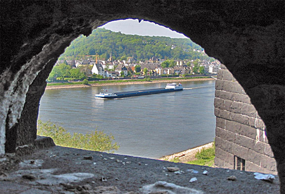 Aus jedem der insgesamt 6 Stockwerke in beiden Br&uuml;ckent&uuml;rmen bieten sich dem Besucher k&uuml;nftig v&ouml;llig neue Lichtblicke, so auf die Zwillingst&uuml;rme auf Remagener Seite oder auch auf den Rhein und die Stadt Remagen